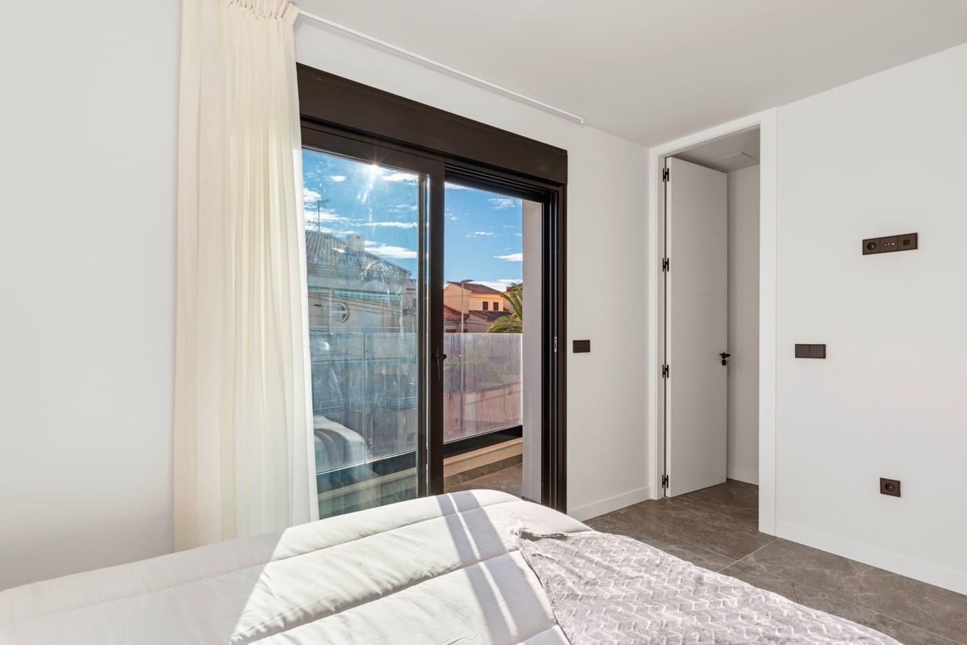 Chalet de 4 habitaciones en Torre de la Horadada en venta con piscina - 698.000 € (Ref: 9382359)