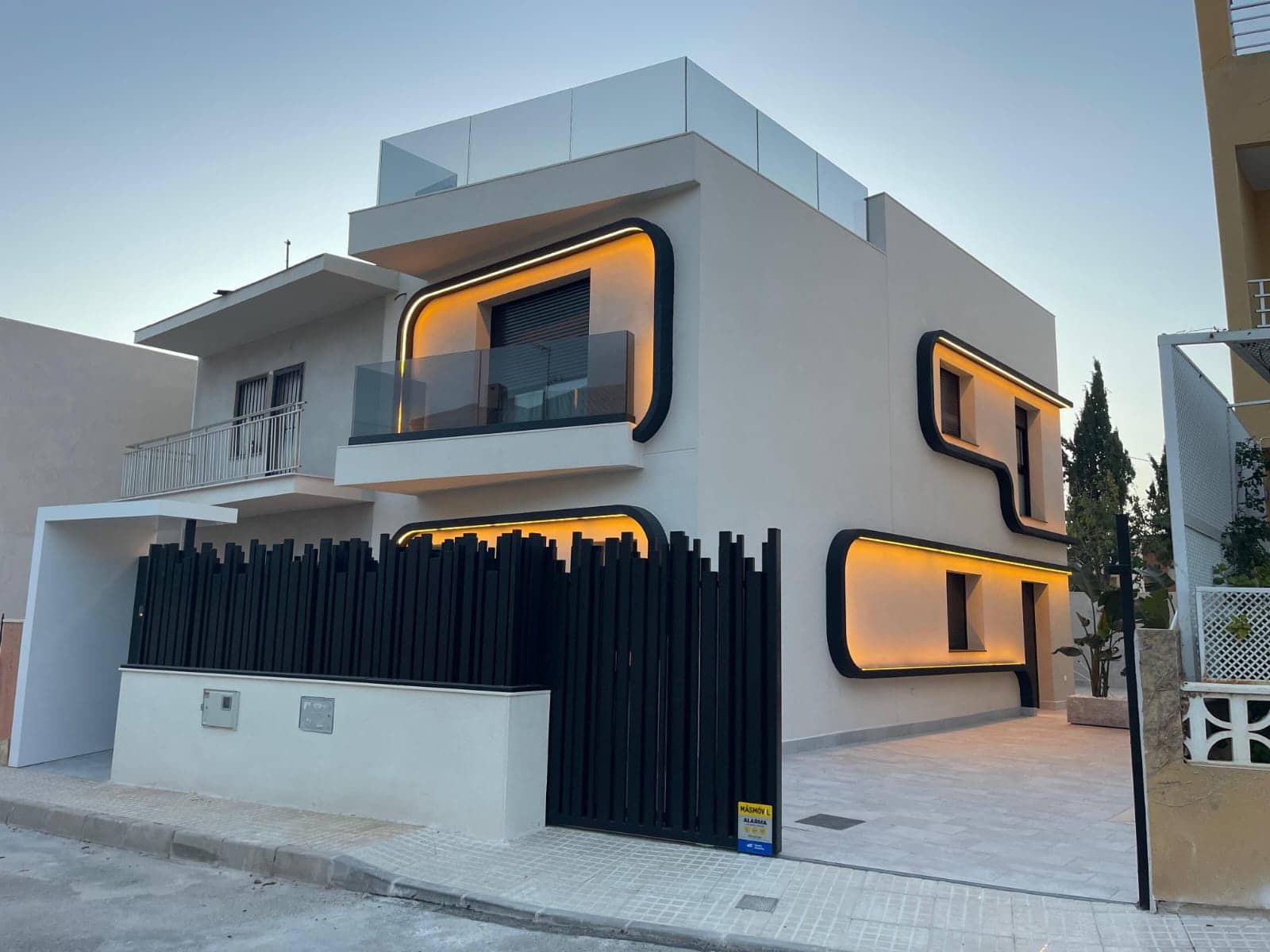 Chalet de 4 habitaciones en Torre de la Horadada en venta con piscina - 698.000 € (Ref: 9382359)