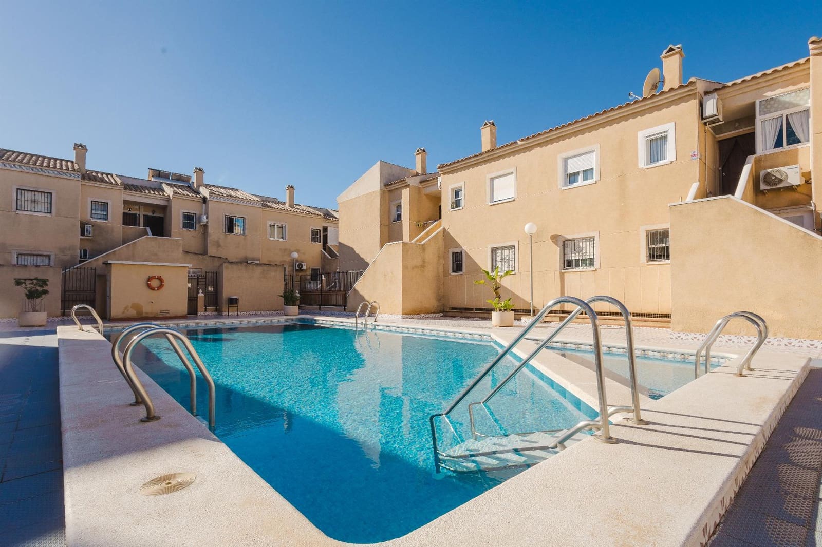 Bungalow de 2 habitaciones en Torrevieja en venta con piscina - 139.900 € (Ref: 9415476)