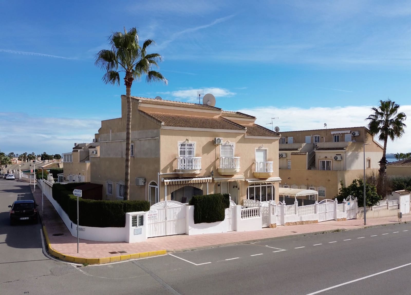 2 slaapkamer Halfvrijstaande villa te koop in Dona Pepa met zwembad - € 179.950 (Ref: 9528605)