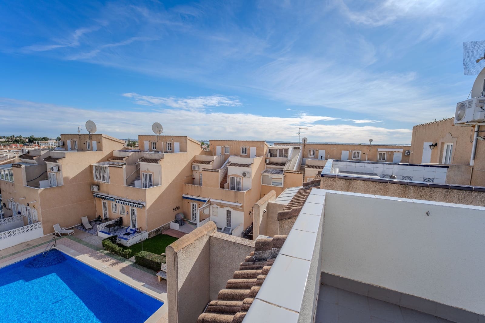 2 slaapkamer Halfvrijstaande villa te koop in Dona Pepa met zwembad - € 179.950 (Ref: 9528605)