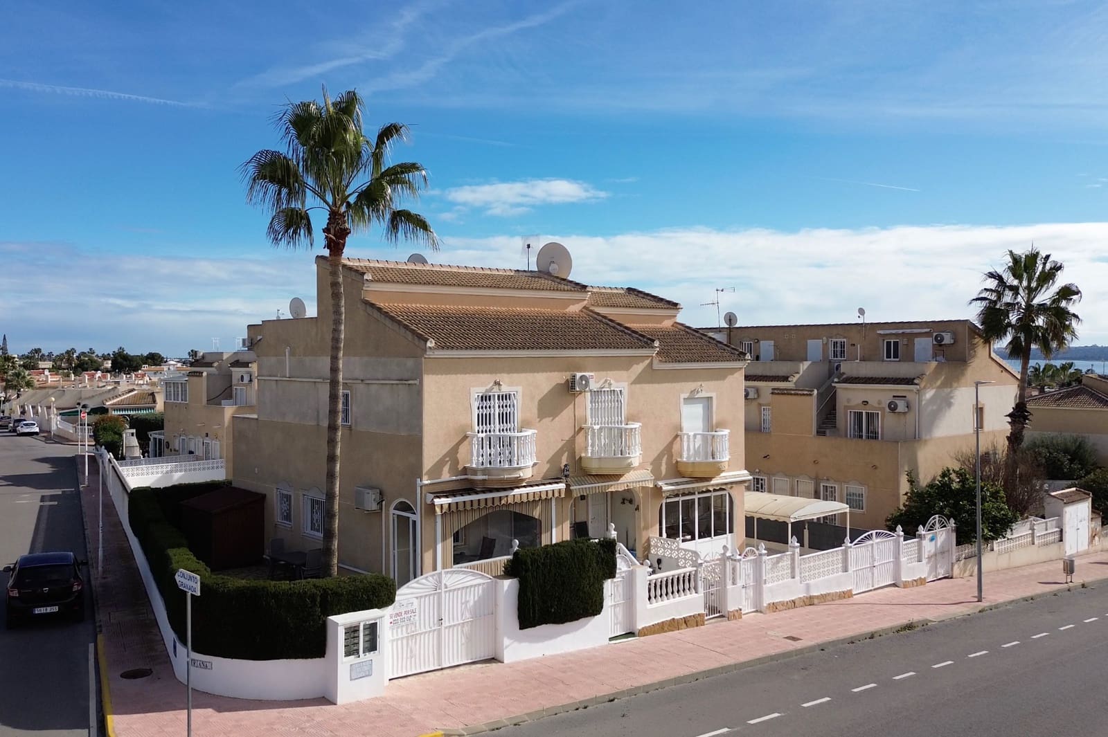 2 slaapkamer Halfvrijstaande villa te koop in Dona Pepa met zwembad - € 179.950 (Ref: 9528605)