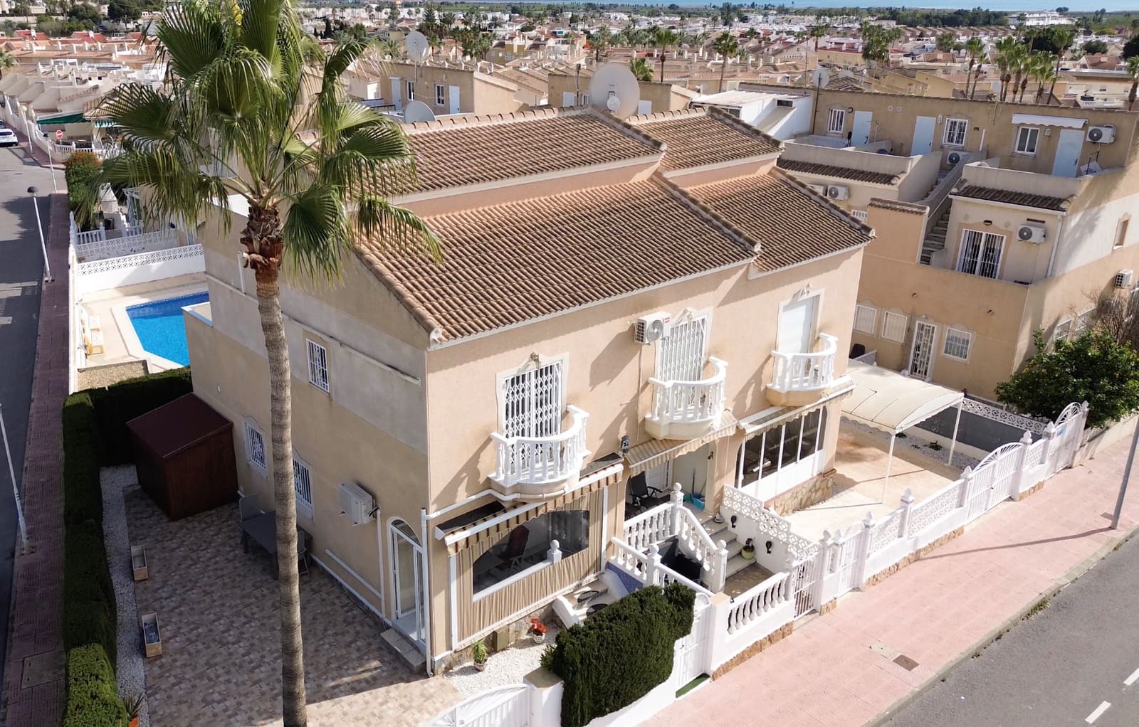 2 slaapkamer Halfvrijstaande villa te koop in Dona Pepa met zwembad - € 179.950 (Ref: 9528605)