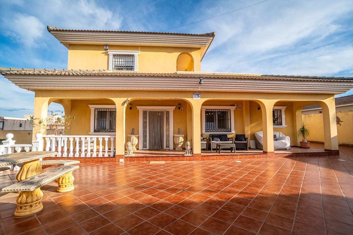 6 quarto Moradia para venda em Torrevieja com piscina garagem - 610 000 € (Ref: 9537227)