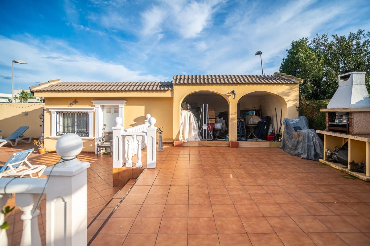 6 quarto Moradia para venda em Torrevieja com piscina garagem - 610 000 € (Ref: 9537227)