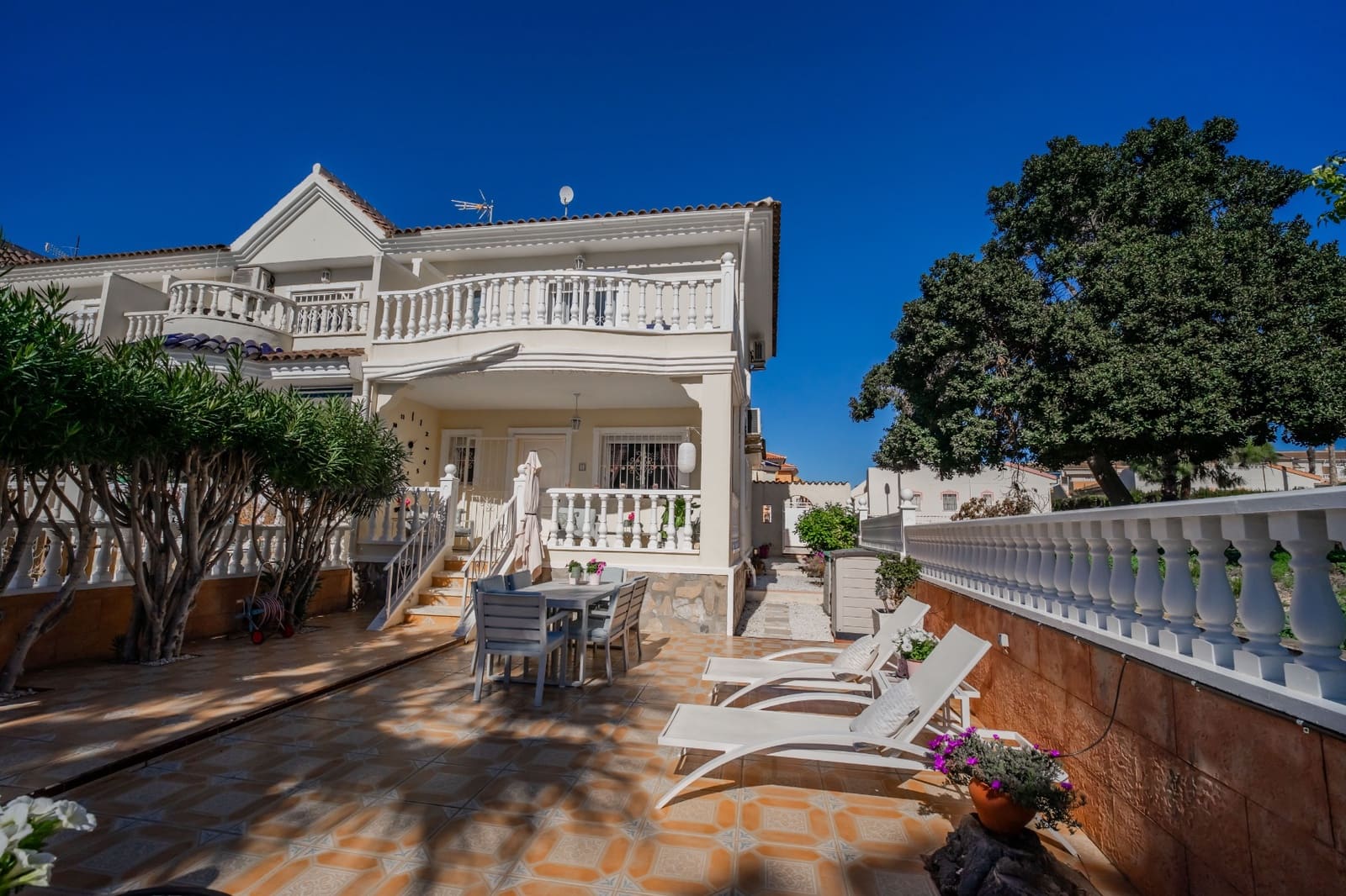 3 sypialnia Dom blizniak na sprzedaż w Dona Pepa z basenem - 289 950 € (Ref: 9584643)