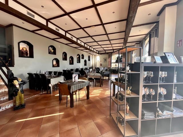 Commercieel te koop in Guardamar Playa, Guardamar del Segura - € 850.000 (Ref: 9596640)