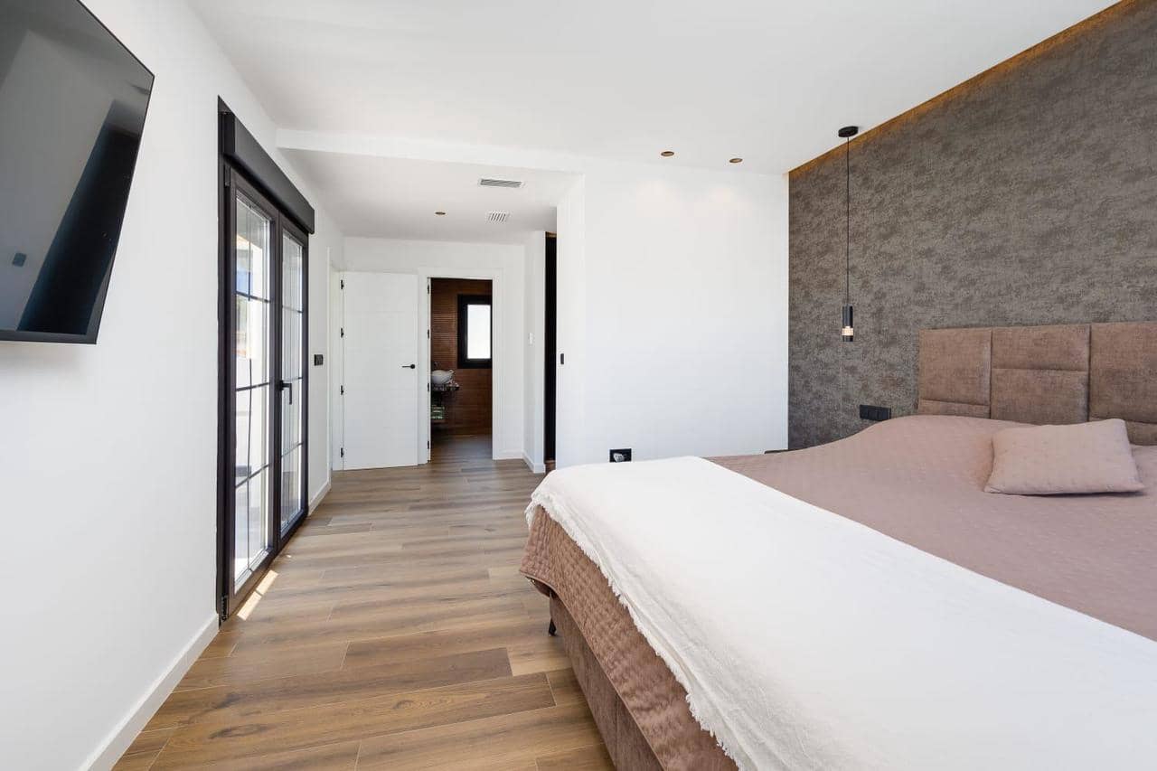 Chalet de 5 habitaciones en Torrevieja en venta con piscina - 1.250.000 € (Ref: 9596705)