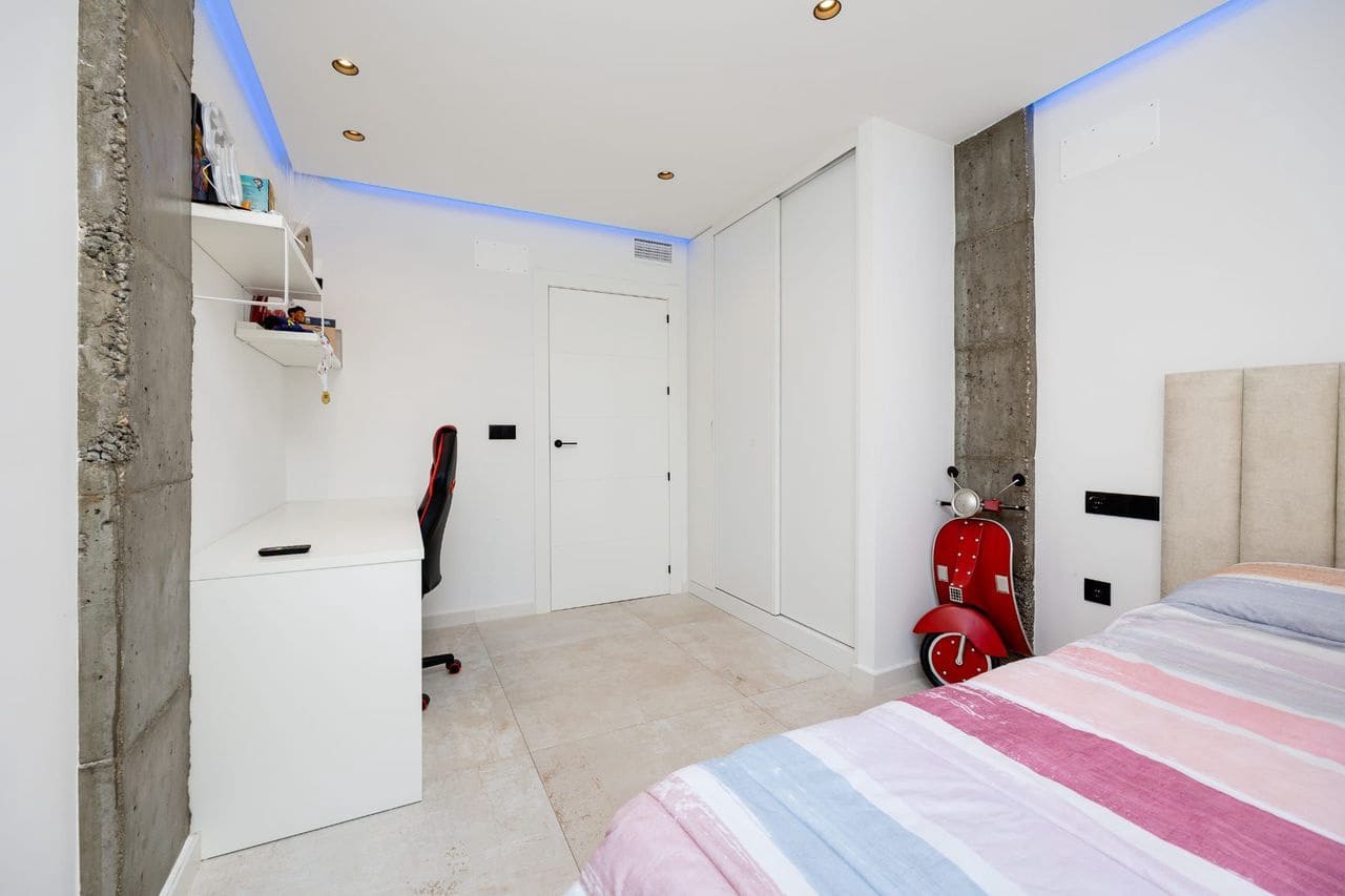 Chalet de 5 habitaciones en Torrevieja en venta con piscina - 1.250.000 € (Ref: 9596705)