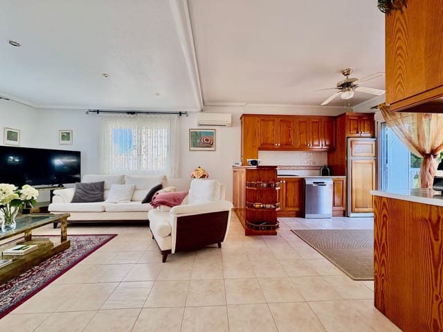 2 slaapkamer Rijtjeshuis te koop in Las Filipinas met zwembad - € 245.000 (Ref: 9617120)