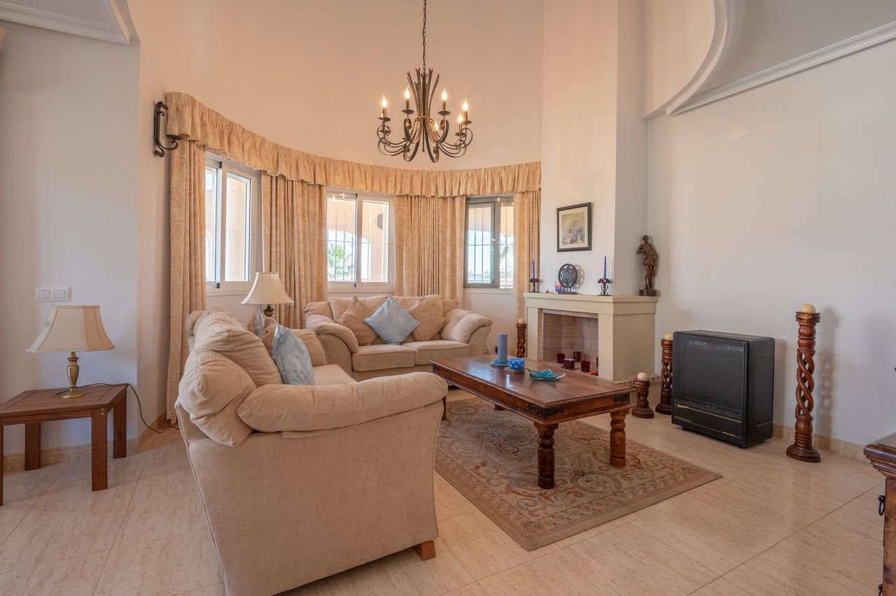 4 makuuhuone Huvila myytävänä paikassa Algorfa mukana uima-altaan 
autotalli - 575 000 € (Ref: 9622976)