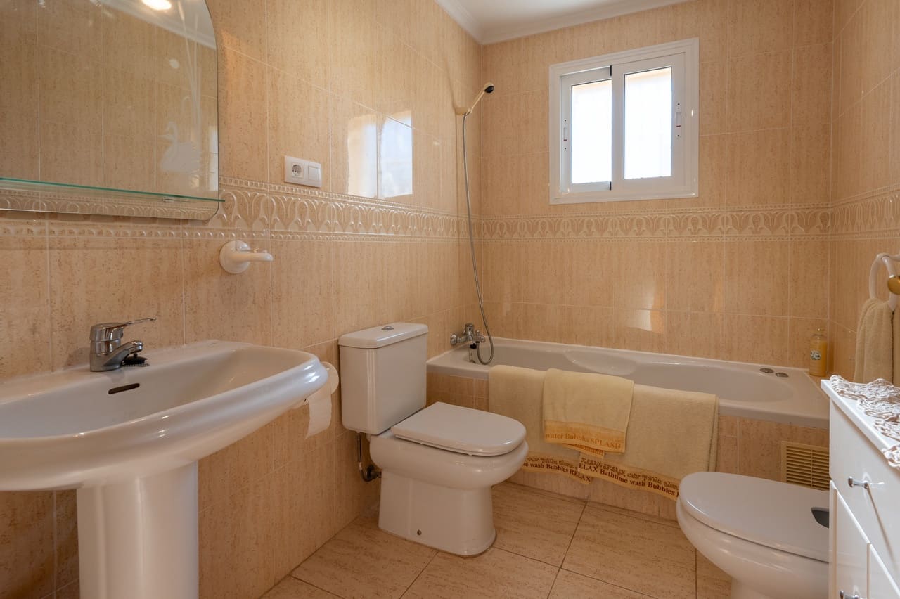 4 makuuhuone Huvila myytävänä paikassa Algorfa mukana uima-altaan 
autotalli - 575 000 € (Ref: 9622976)