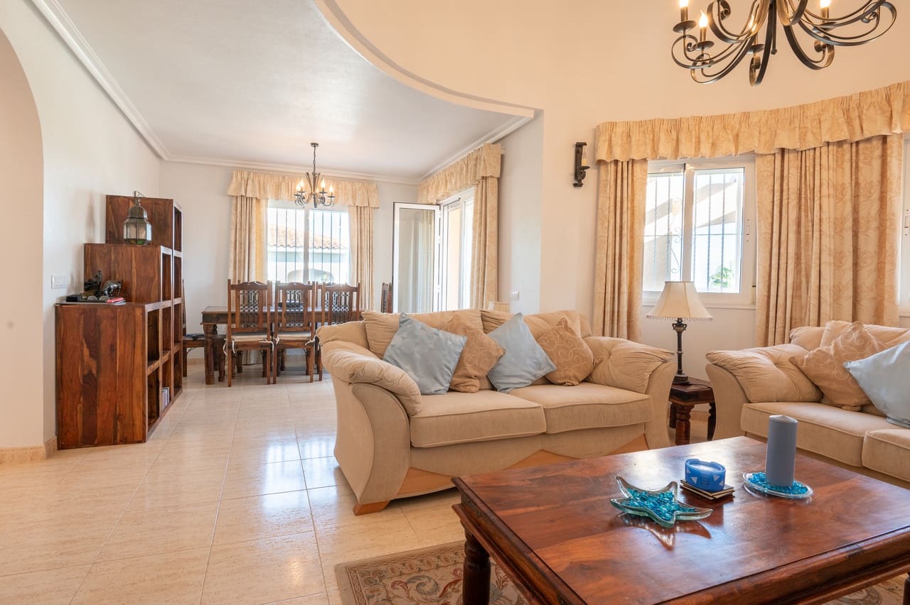 4 makuuhuone Huvila myytävänä paikassa Algorfa mukana uima-altaan 
autotalli - 575 000 € (Ref: 9622976)