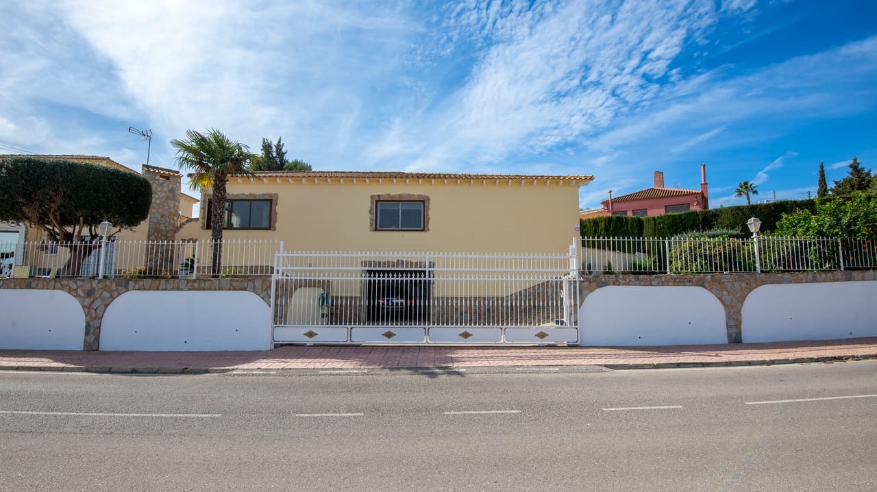 4 slaapkamer Villa te koop in Algorfa met zwembad garage - € 770.000 (Ref: 9622980)