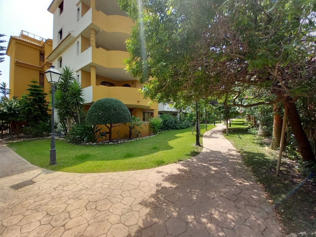 Apartamento de 2 habitaciones en Orihuela Costa en venta con piscina - 299.900 € (Ref: 9626372)