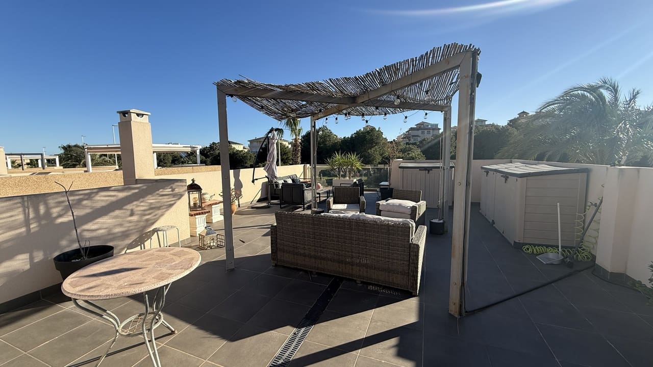 Chalet de 3 habitaciones en La Zenia en venta con piscina - 499.999 € (Ref: 9658339)