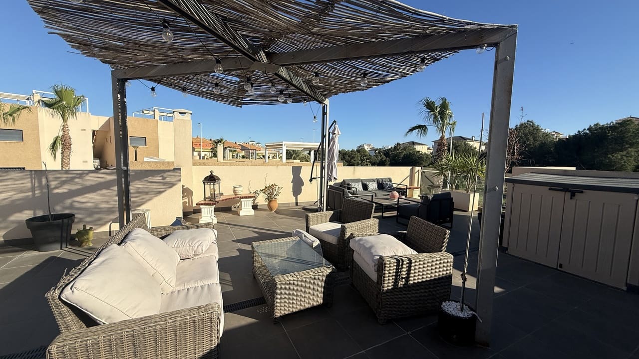 Chalet de 3 habitaciones en La Zenia en venta con piscina - 499.999 € (Ref: 9658339)