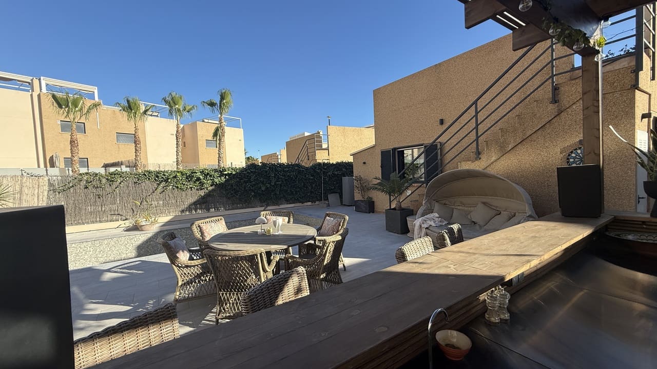 Chalet de 3 habitaciones en La Zenia en venta con piscina - 499.999 € (Ref: 9658339)