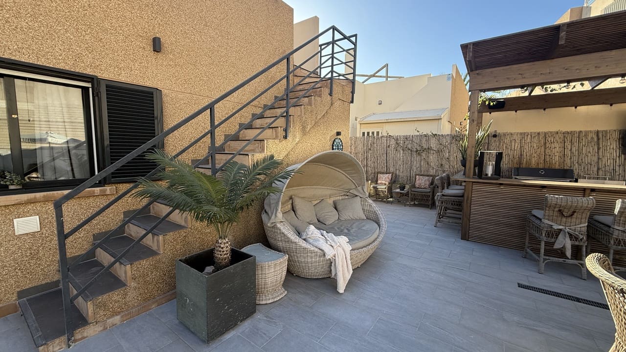 Chalet de 3 habitaciones en La Zenia en venta con piscina - 499.999 € (Ref: 9658339)