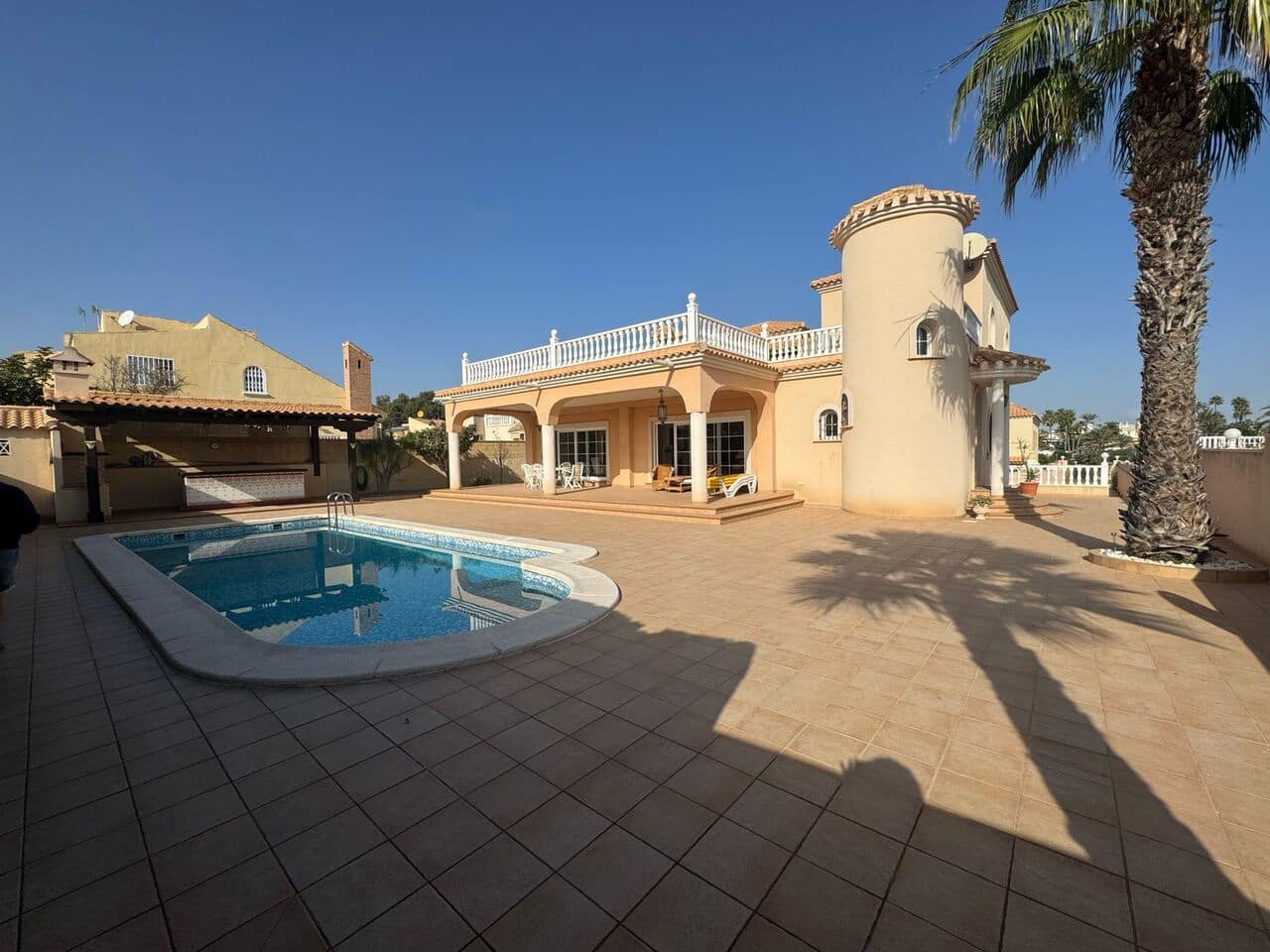 4 bedroom Villa for sale in Playa Flamenca with pool - € 860,000 (Ref: 9669964)