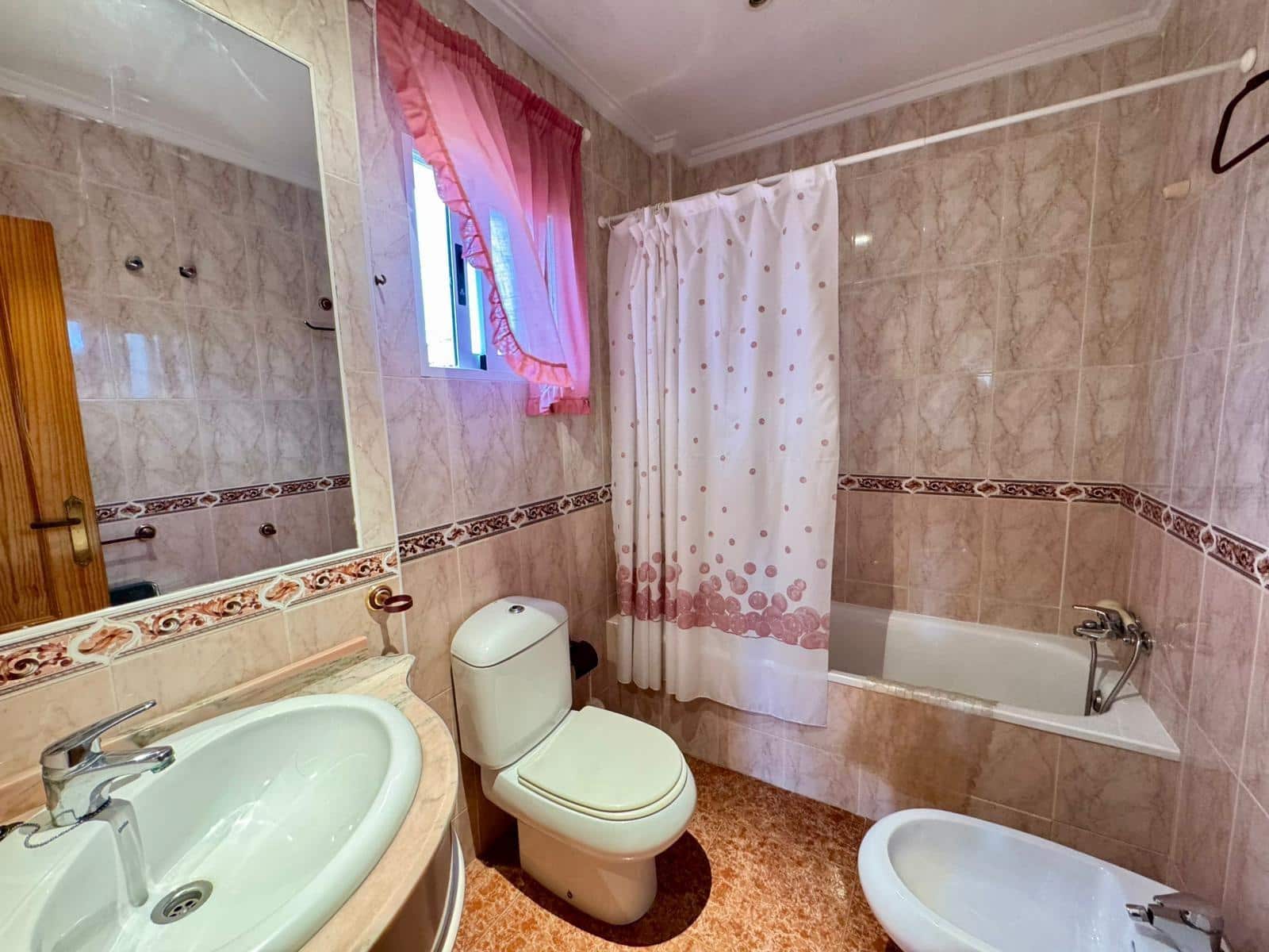 3 sypialnia Willa na sprzedaż w Torrevieja z basenem garażem - 330 000 € (Ref: 9669973)