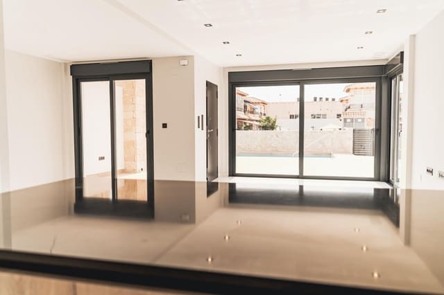 4 chambre Villa/Maison à vendre à Punta Prima, Orihuela avec piscine garage - 699 900 € (Ref: 9686054)