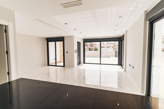 4 chambre Villa/Maison à vendre à Punta Prima, Orihuela avec piscine garage - 699 900 € (Ref: 9686054)