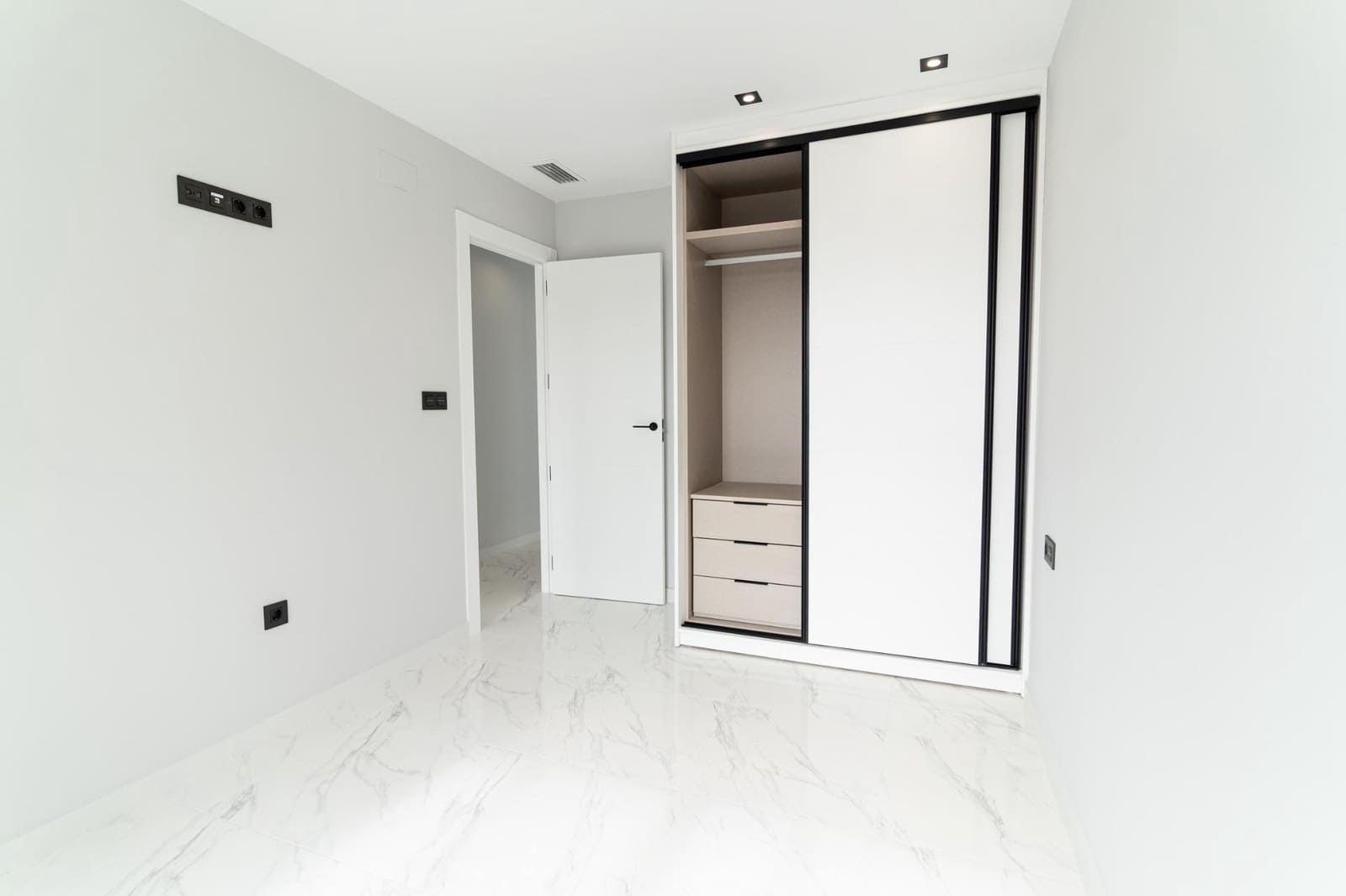 4 chambre Villa/Maison à vendre à Orihuela Costa avec piscine garage - 699 900 € (Ref: 9686054)