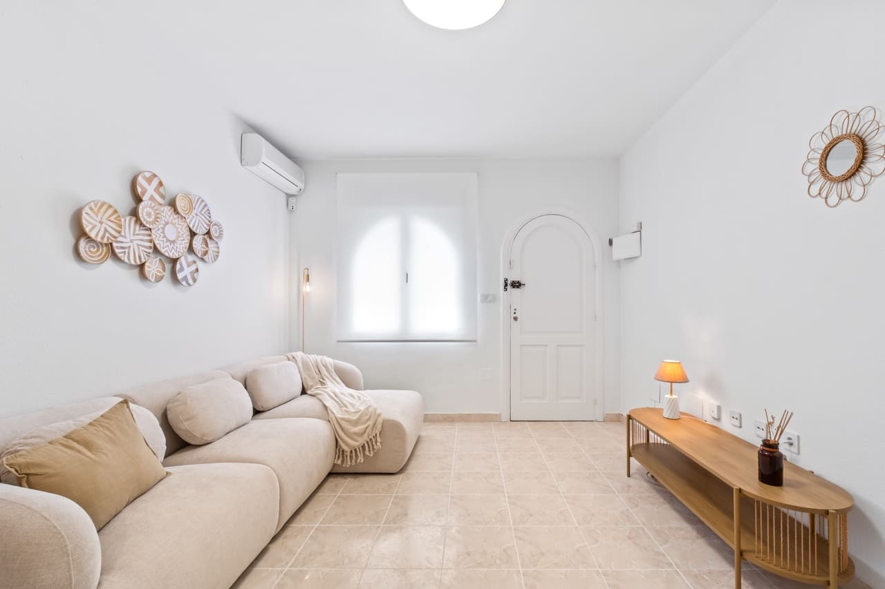 2 soveværelse Byhus til salg i Playa Flamenca med swimmingpool garage - € 205.000 (Ref: 9701416)