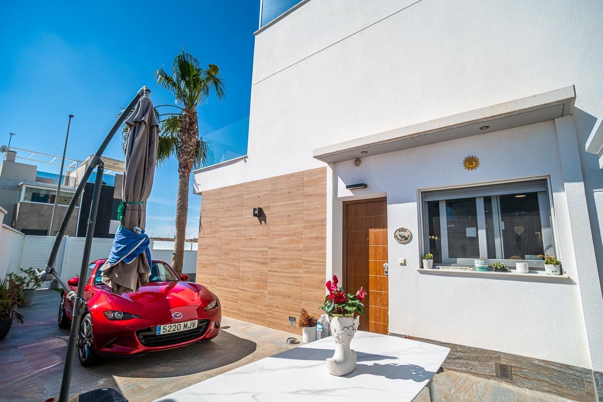 Chalet de 3 habitaciones en Pilar de la Horadada en venta con piscina - 450.000 € (Ref: 9704538)