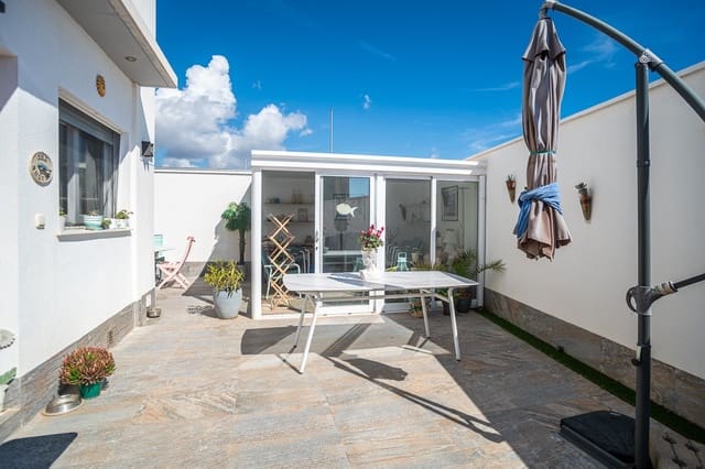 Chalet de 3 habitaciones en Pilar de la Horadada en venta con piscina - 450.000 € (Ref: 9704538)