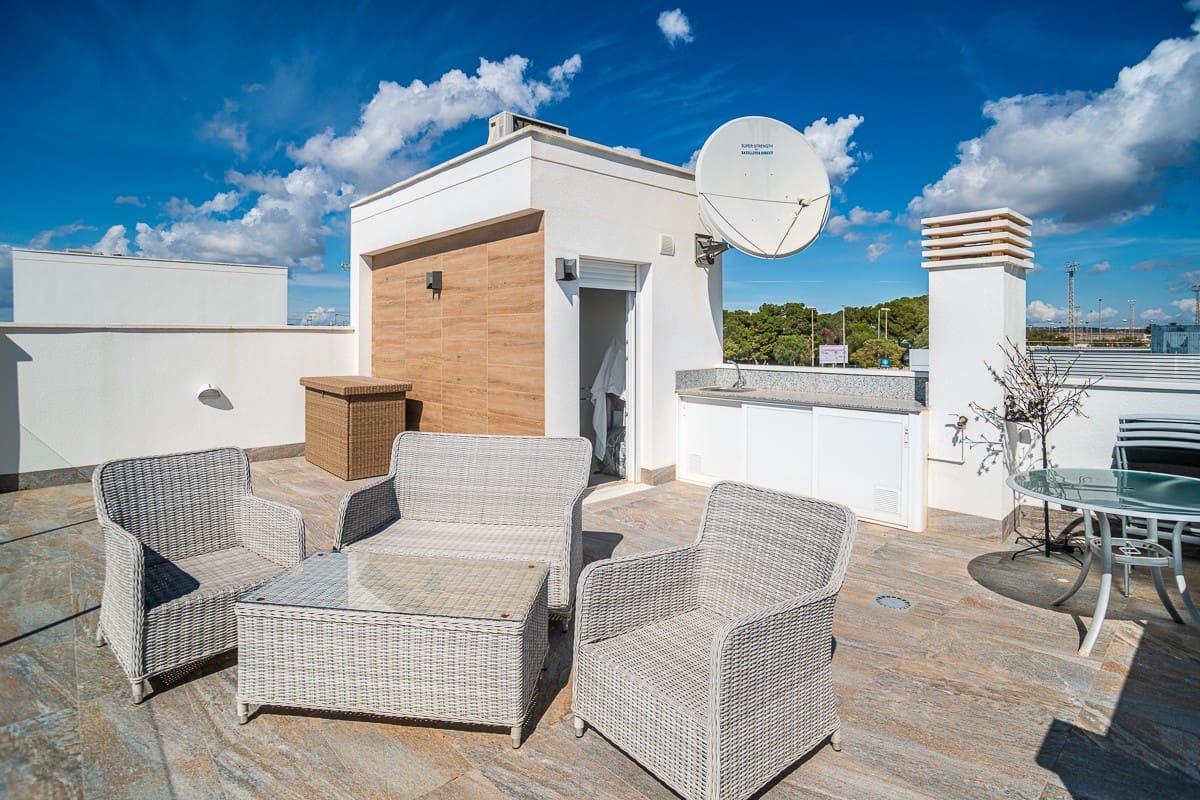 Chalet de 3 habitaciones en Pilar de la Horadada en venta con piscina - 450.000 € (Ref: 9704538)