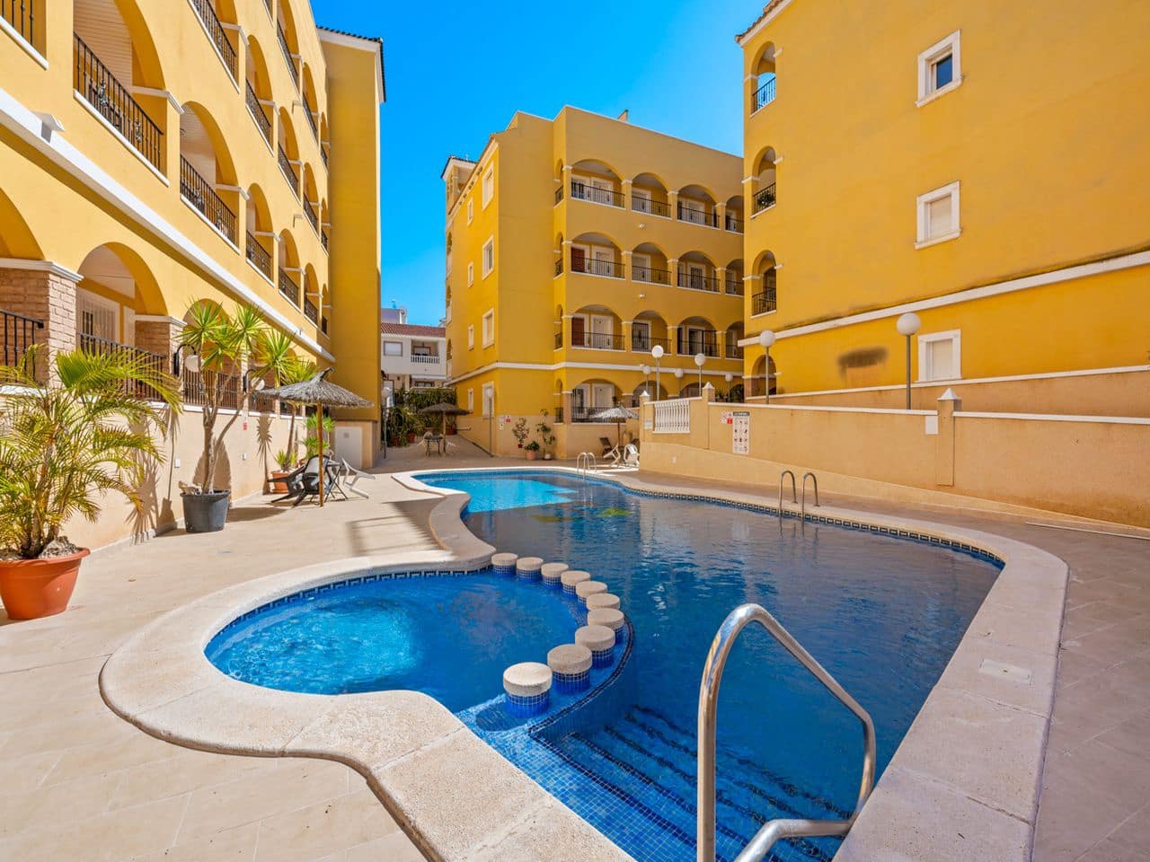 2 bedroom Apartment for sale in Algorfa with pool garage - € 145,000 (Ref: 9714515)