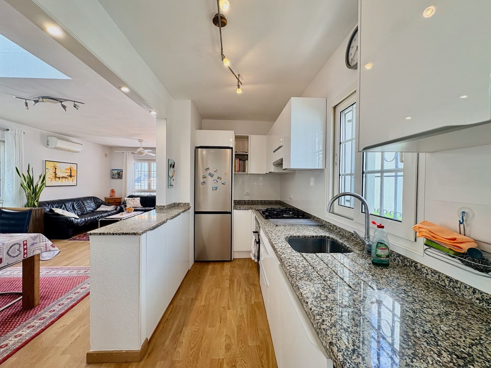 Chalet de 3 habitaciones en Villamartin en venta con piscina - 289.000 € (Ref: 9729215)