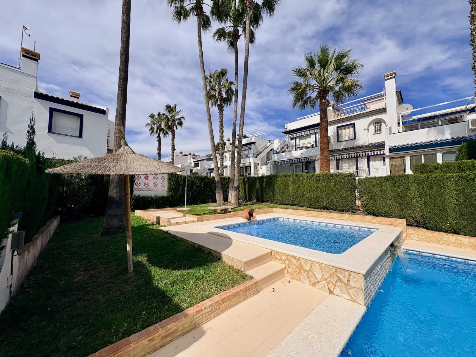 Chalet de 3 habitaciones en Villamartin en venta con piscina - 289.000 € (Ref: 9729215)