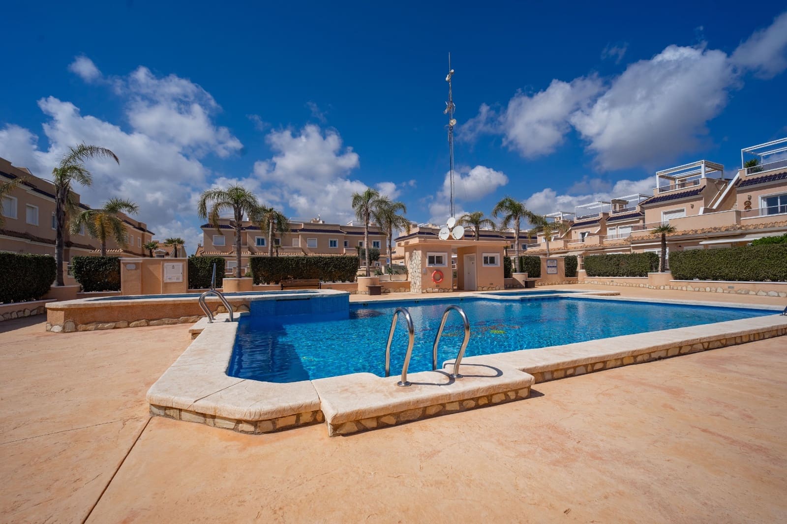 Casa de 3 habitaciones en Cabo Roig en venta con piscina - 325.000 € (Ref: 9749356)