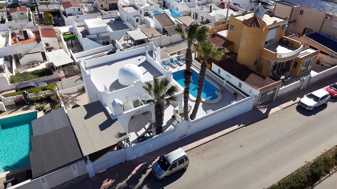 2 bedroom Villa for sale in Villamartin with pool - € 390,000 (Ref: 9763492)