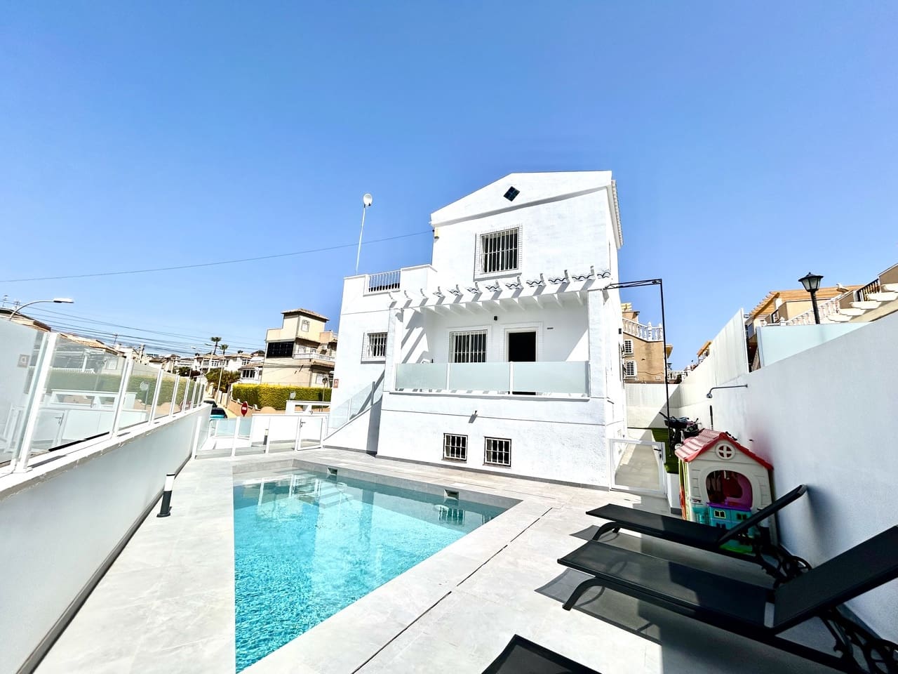 5 soveværelse Villa til salg i Villamartin med swimmingpool garage - € 459.000 (Ref: 9772697)