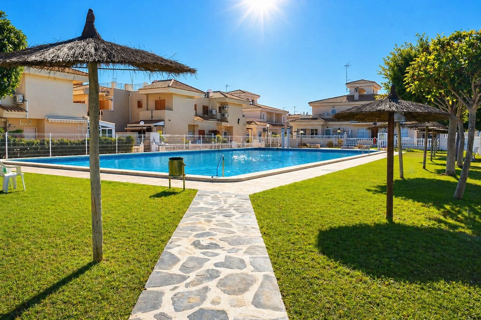 2 soveværelse Lejlighed til salg i Playa Flamenca med swimmingpool - € 184.998 (Ref: 9807802)