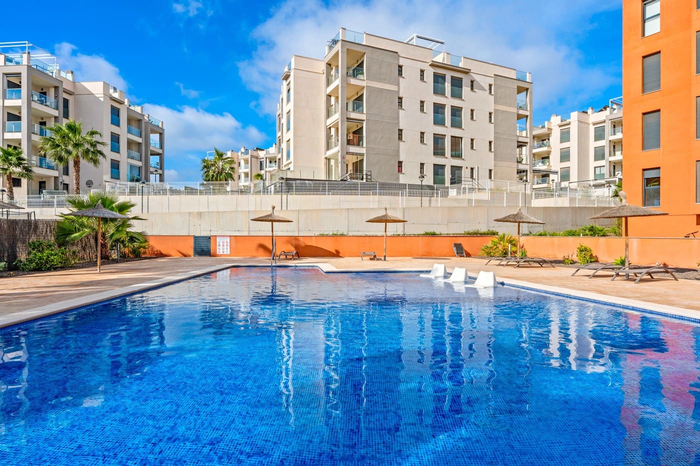 2 Zimmer Apartment zu verkaufen in Villamartin mit Pool Garage - 244.500 € (Ref: 9813676)