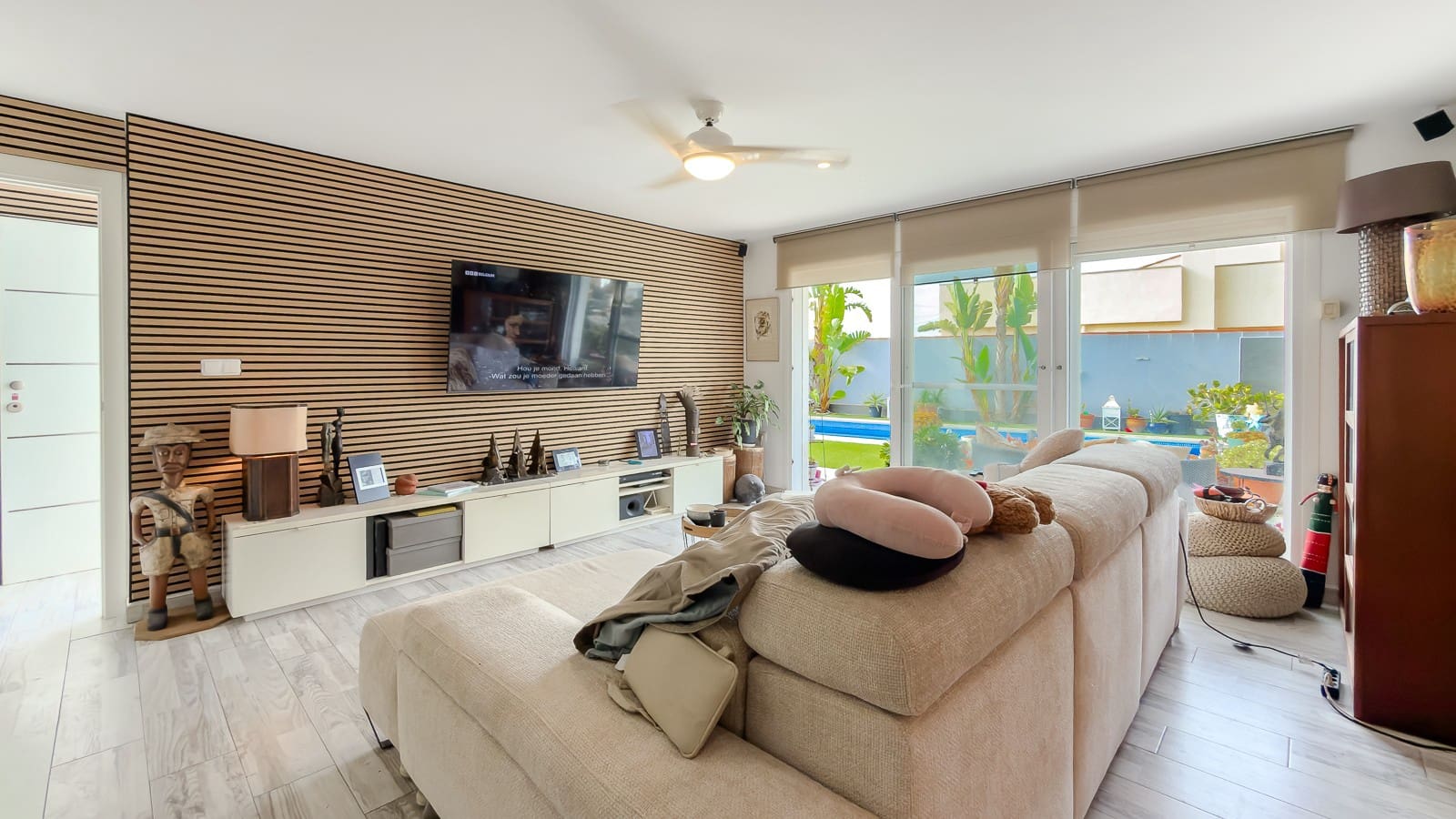 2 bedroom Villa for sale in Torrevieja with pool - € 465,000 (Ref: 9878156)