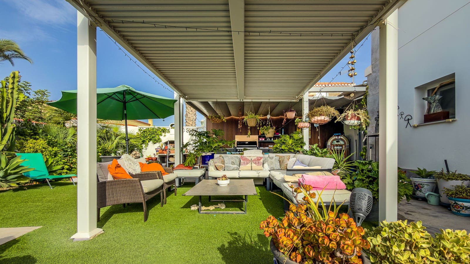 2 bedroom Villa for sale in Torrevieja with pool - € 465,000 (Ref: 9878156)