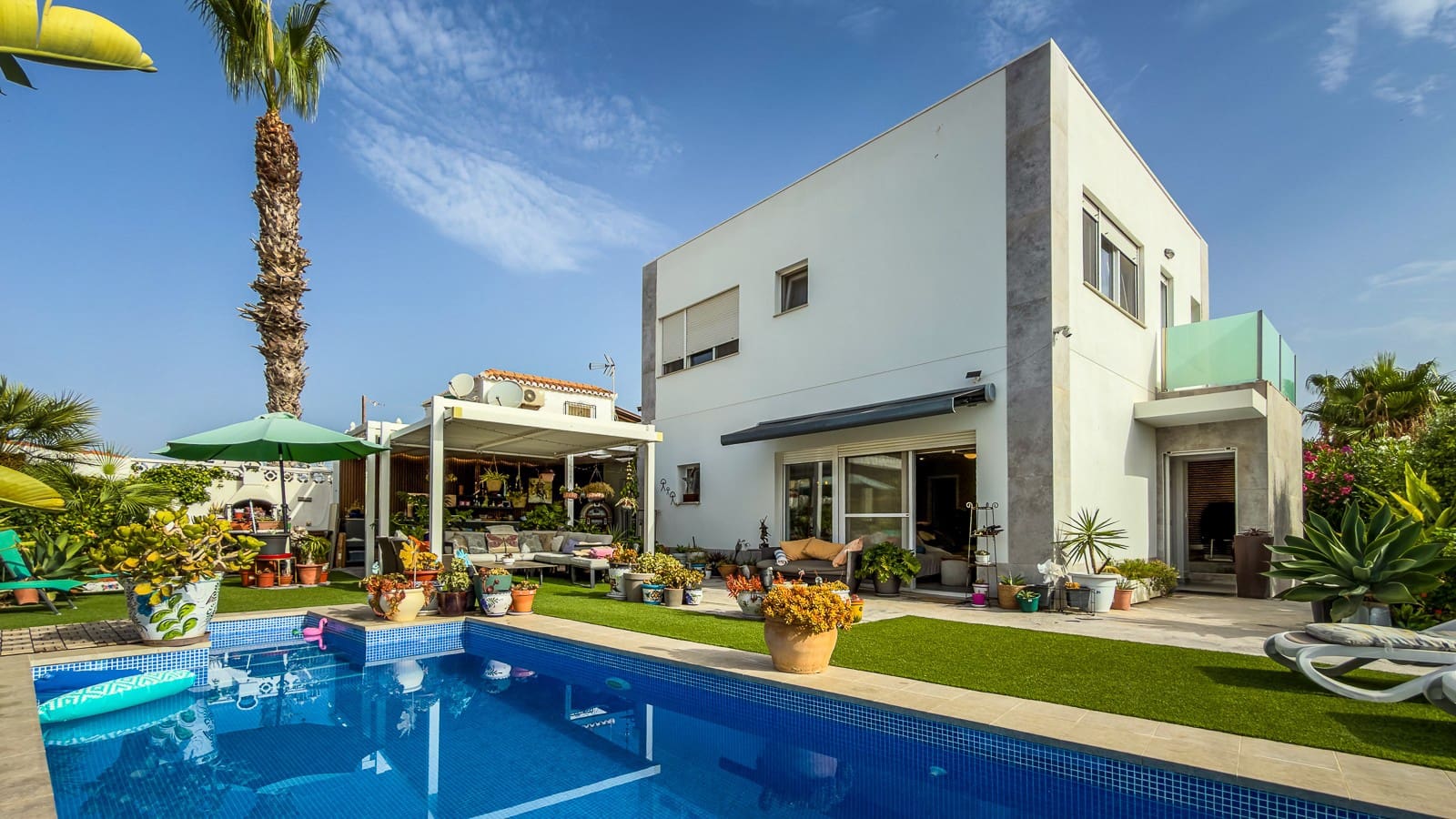 2 bedroom Villa for sale in Torrevieja with pool - € 465,000 (Ref: 9878156)