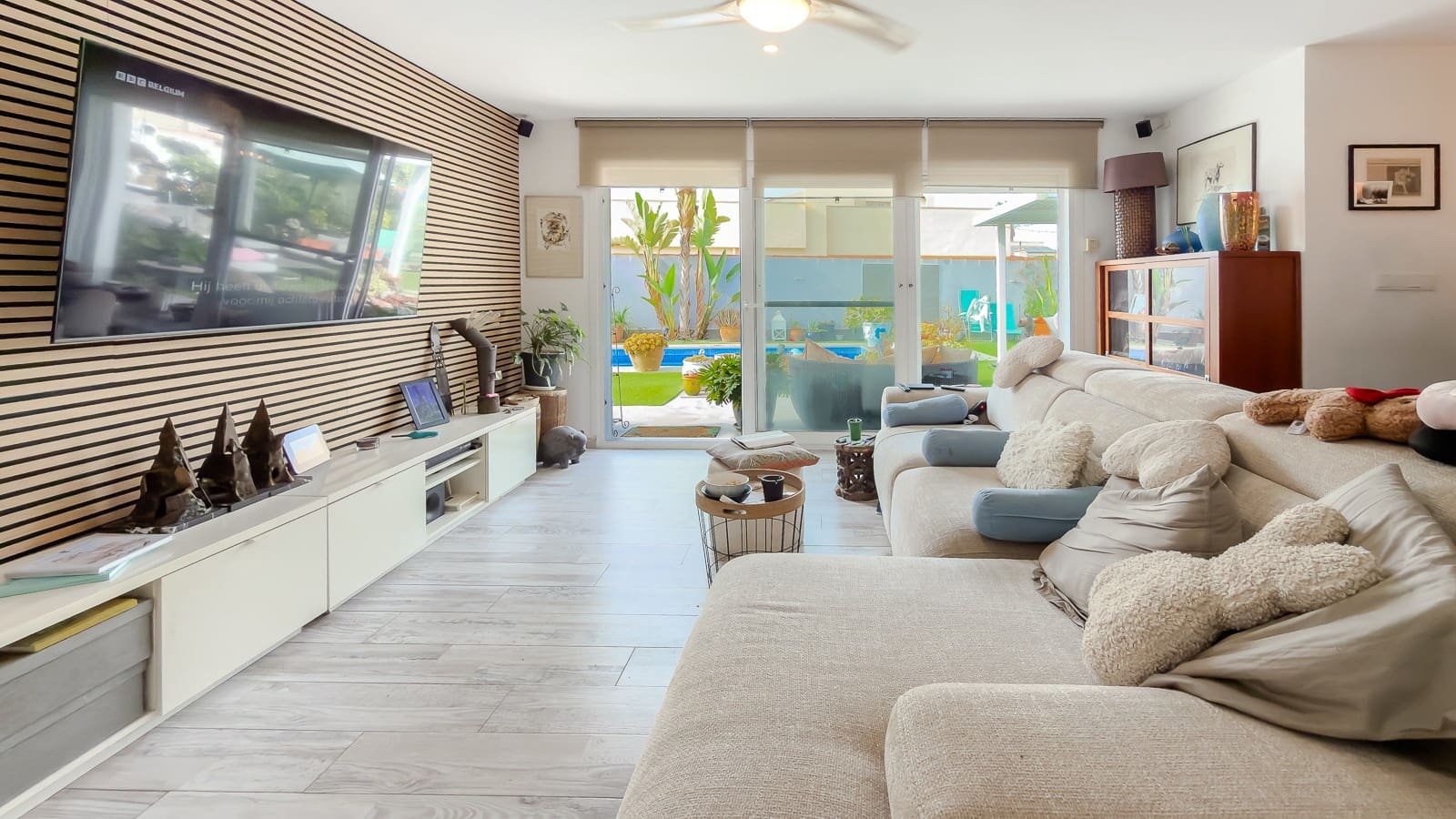 2 bedroom Villa for sale in Torrevieja with pool - € 465,000 (Ref: 9878156)