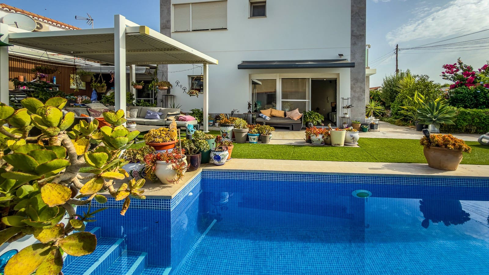 2 bedroom Villa for sale in Torrevieja with pool - € 465,000 (Ref: 9878156)