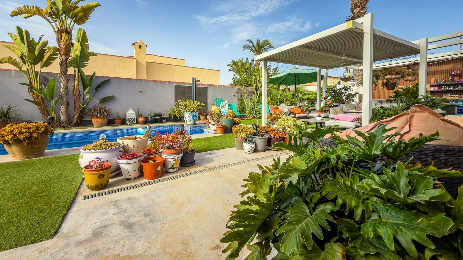 2 bedroom Villa for sale in Torrevieja with pool - € 465,000 (Ref: 9878156)