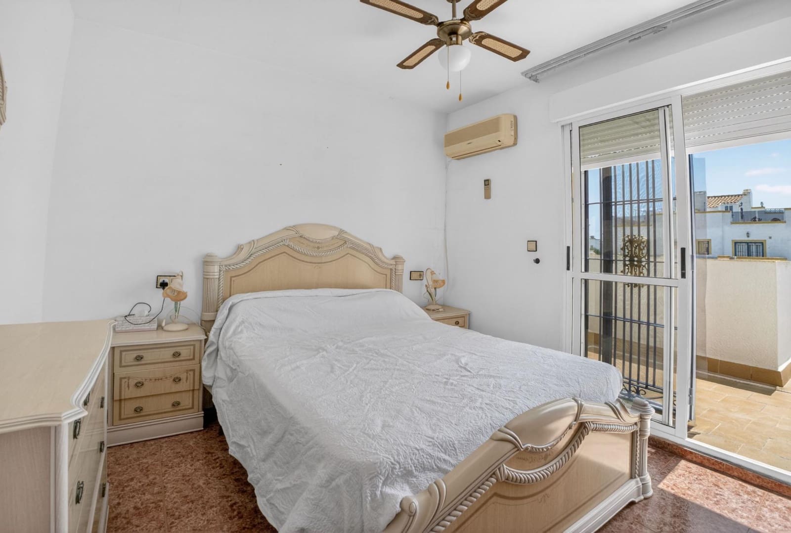 3 soveværelse Byhus til salg i Torrevieja med swimmingpool - € 195.000 (Ref: 9891842)