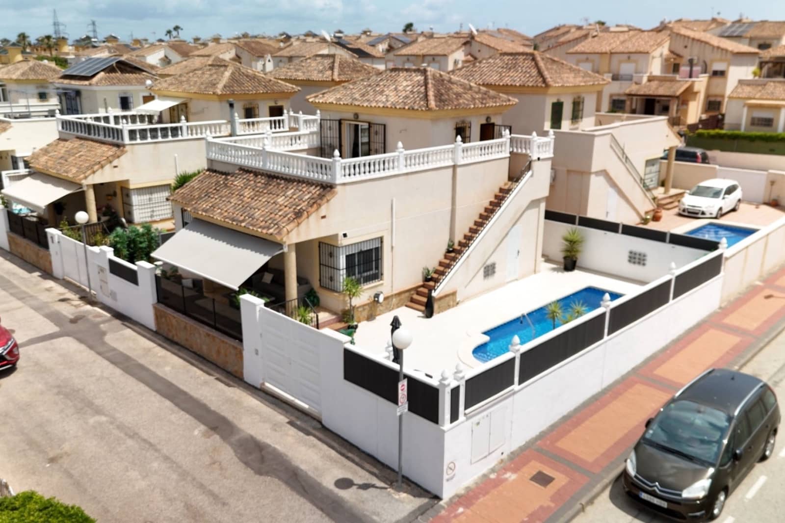 Chalet de 3 habitaciones en Ciudad Quesada en venta con piscina - 299.000 € (Ref: 9902019)