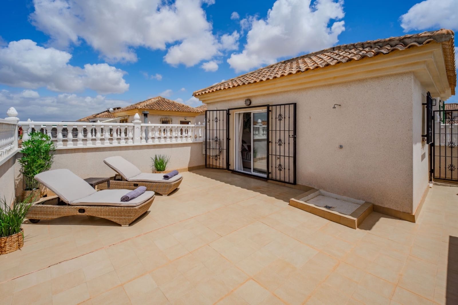 Chalet de 3 habitaciones en Ciudad Quesada en venta con piscina - 299.000 € (Ref: 9902019)