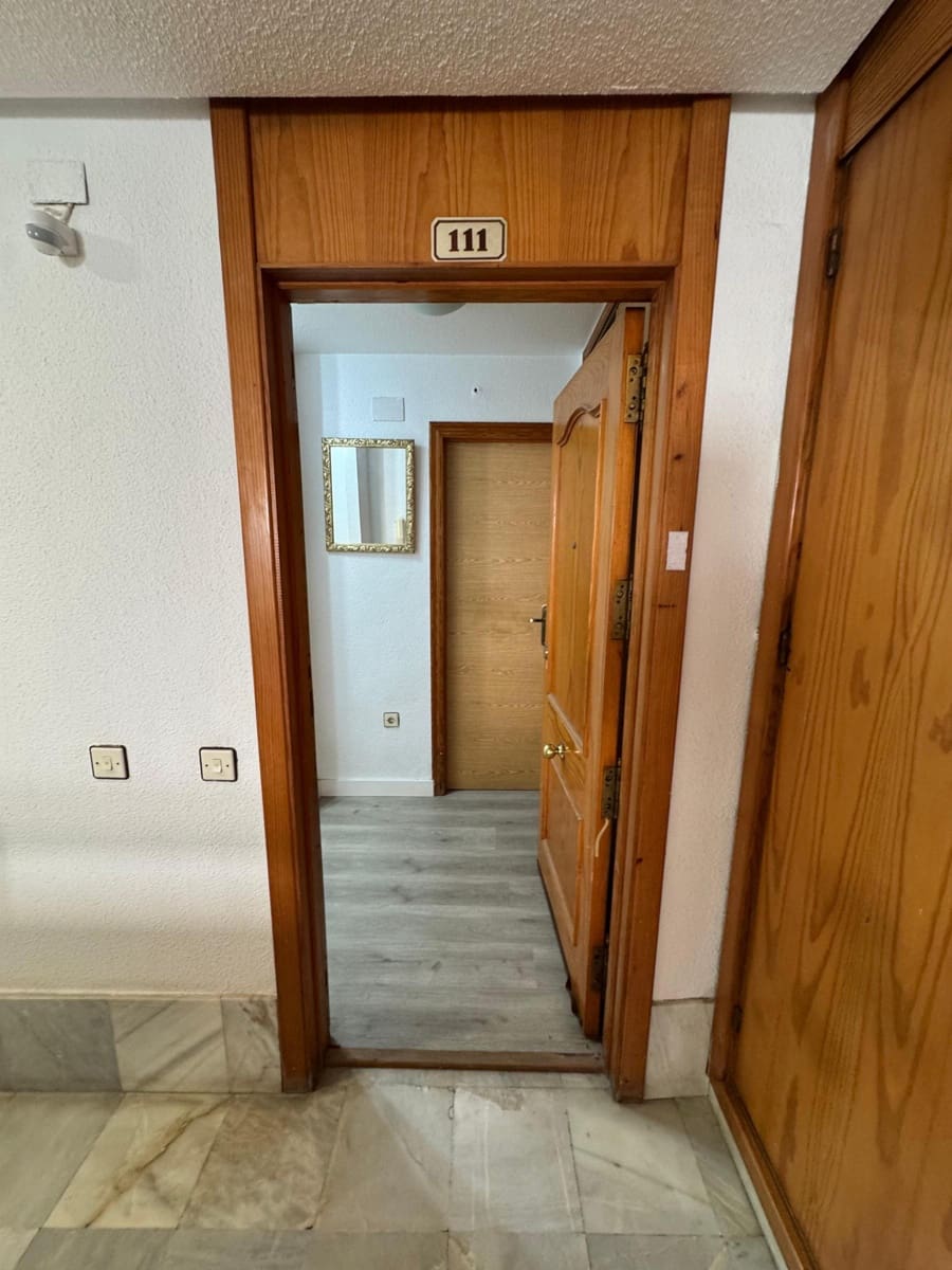 Apartment for sale in Torrevieja with pool - € 99,500 (Ref: 9906938)